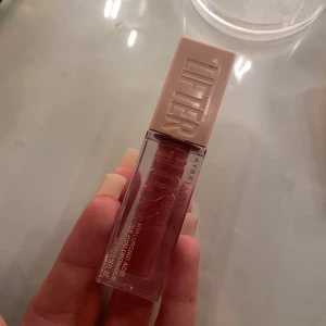 Lip gloss  - Lip gloss från maybelline i färgen 005 som endast är testad. 