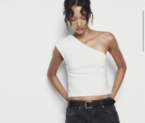 One shoulder topp - Säljer denna fina one shoulder, precis köpt och endast använt 1 gång, den är i nyskick.
