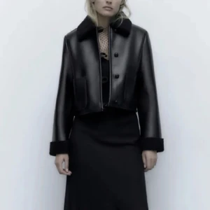 Zara jacka  - Säljer denna oanvända jacka, normal i storleken! Superfin höstjacka