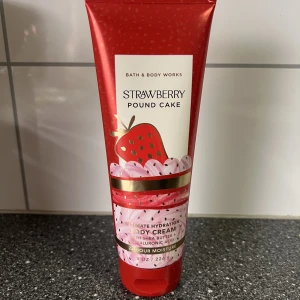 Bath & body works body cream, strawberry poundcake - Doftar sött och som jordgubbsglass, helt oanvänd, säljer pga jag har 2 stycken 