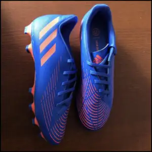 Adidas fotbollsskor |Predator|. Skorna är i jätte fint skick! Använda Max 5 gånger, nästan helt nya. Storlek 42. Priset kan diskuteras. Skriv för fler bilder😇