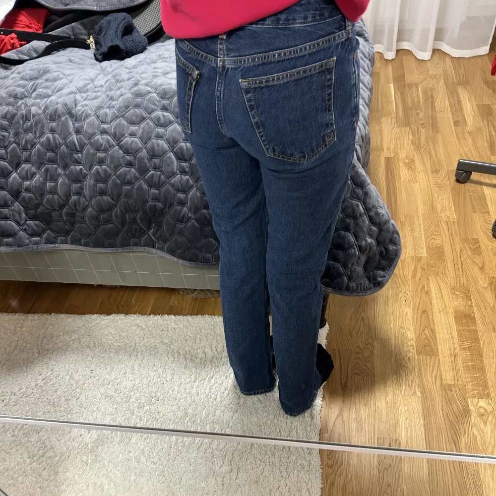 Säljer mina jeans från bik bok dom är för små för mig så säljer har klippt dom där nere så inte dom ser ut så SKINY ut.Original pris:500kr är 1,68 cm lång . Jeans & Byxor.