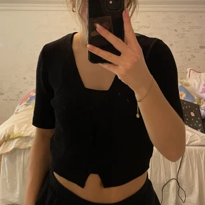 Kortärmad kofta  - Superfin kortärmad kofta från bikbok. Perfekta längden på ärmarna och enkel att matcha med annat. Storlek M, säljer för 95kr+frakt