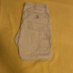 Carhartt beiga byxor  - Kan vara lite korta om du är lång (180) + men annars är sitter dom nog bra