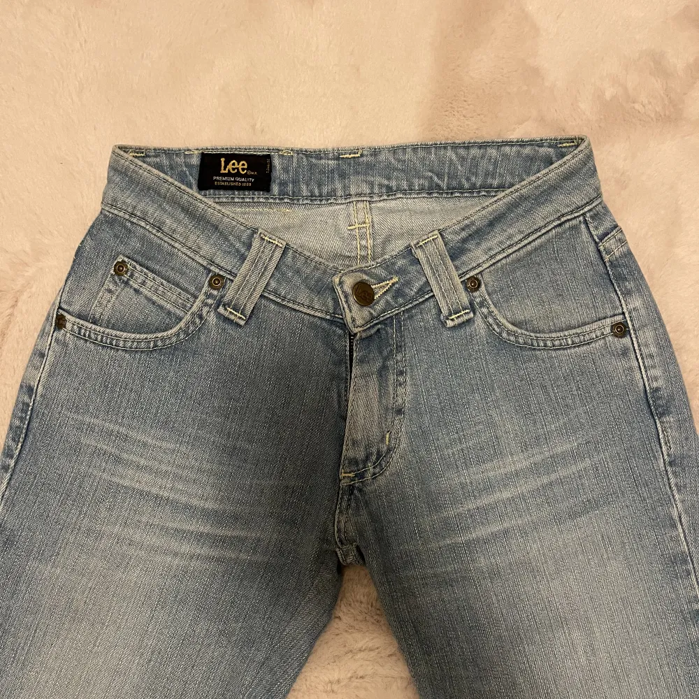 Säljer ett par lågmidjade bootcut jeans från lee. Så gott som nya. Strl W27L31. Passar en xs/s som är ca 165cm. Jeans & Byxor.