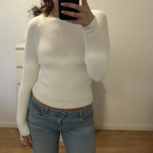Vit stickad tröja - Säljer denna tighta stickade tröjan från zara som jag köpte i vintras och som bara är använd några enstaka gånger💕