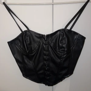Skinn topp - En Skinn topp, nästan helt oanvänd. Fler bilder kan skickas privat (bilden är från hemsidan). Köparen står för frakt❤️