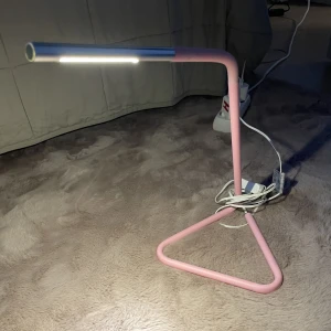 Bordslampa - Väldigt snygg och praktiskt bordslampa! Vädligt bra skick, ingen defekt! SÄLJER 2ST!