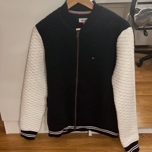 Kofta - Äkta, kofta från tommy hilfiger, aldrig använd. 