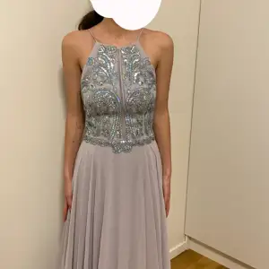En fin klänning som passar en person i storlek xs/32