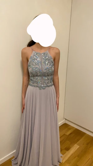 Klänning till bal eller bröllop - En fin klänning som passar en person i storlek xs/32