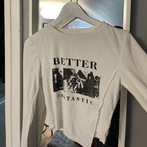 Topp - Långärmad topp, med cool detalj! Ganska kort längd på