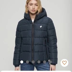 Vinterjacka  - Säljer en superdry jacka. Köpt för 2000. Marinblå. Inga skador och inget smuts.