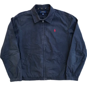 Ralph Lauren Harrington Jacka - En snygg harrington jacka från Ralph Lauren i marinblå färg. Bra skick! Storlek L, ställ gärna frågor, be om mått eller fler bilder!😊