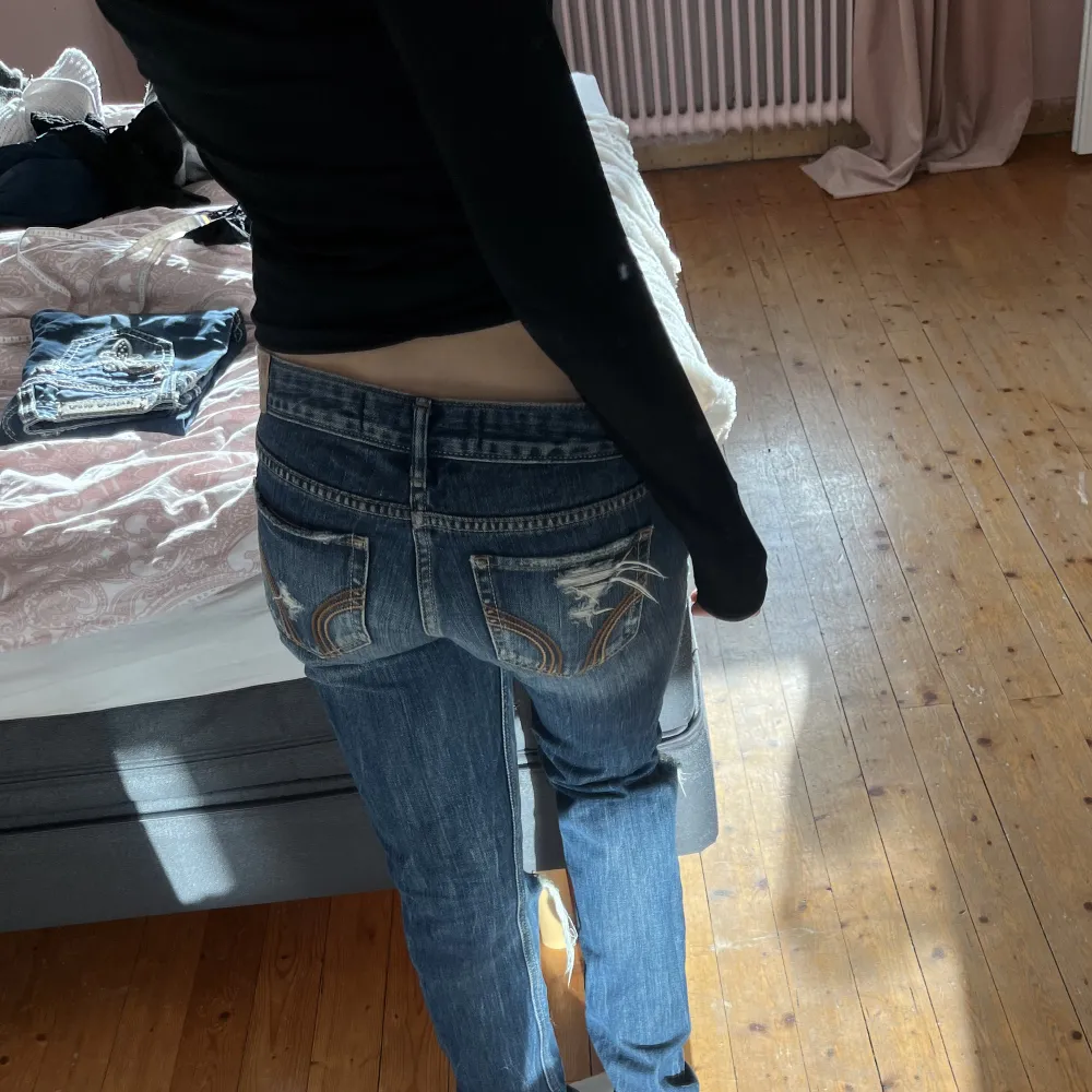 Intressekoll på dem här super fina Low waist jenas från Hollister🌟🤘 midjemått: 38 och passar mig i längden som är 160. Jeans & Byxor.