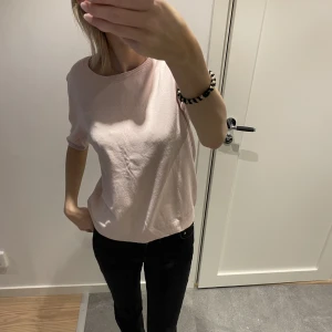 Stickad t-shirt  - Säljer min helt nya superfina stickade T-shirt från hm