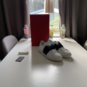 Valentino skor - Säljer nu ett par 100% äkta valentino dojor i strl 44 pga att dem är för stora för mig.  Nypris: 7000 kr Mitt pris: 3399 Köpta från Plick  äkthetsbevis finns. Skick 8/10 