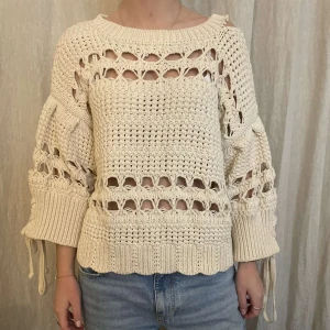 Tröja - Cool hålig tröja som passar både till vardags och på kvällar! Helt ny💛