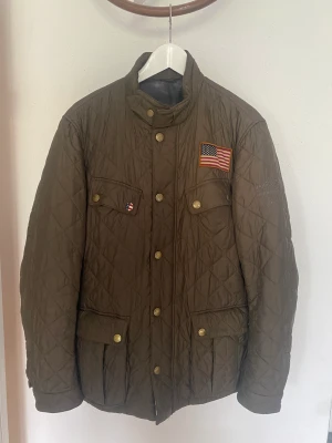 Barbour vintage jacka - Barbour Mcqeen collection Vintage, ett par år gammal. Oanvänd Går knappt att hitta online  Värd Ca 3500kr  Mitt pris: 1200 PRIS KAN DISKUTERAS  Storlek L. Sitter som M/L Skick 10/10 Coolt (ganska Grisch) print på insidan 