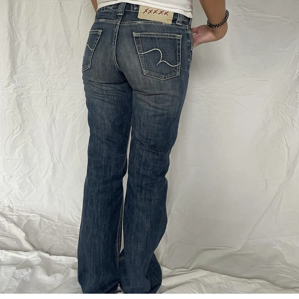 Fina lågmidjade jeans  Midjemått 38cm Innerbenslängd 85cm. Jeans & Byxor.
