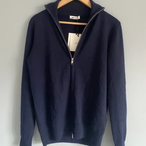 Soft Goat hel zip - Tjena! Säljer nu min kashmir zip. Nypris 2700, köp för endast 1499. Använd ett fåtal gånger men inga tecken på användning. (100% kashmir) ❌Inga scambud❌ Notera, lite mini hål som gått upp (Bild 3).Storlek S. Hör av dig vid frågor eller funderingar!❤️