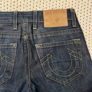 True religion jeans - otroligt snygga true religion jeans! köpte second hand för ett tag sen men säljer för att de är för stora på mig. det står är storlek 29 men dom är väldigt stora på mig som har 24 i vanliga fall så vet inte helt. midjemått: 90cm, innerbenslängd: 90cm :))