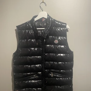 Moncler gui väst - Säljer min moncler gui väst, Den är bara använd ett fåtals gånger för den passar inte längre. Kvitto och qr Scan finns!