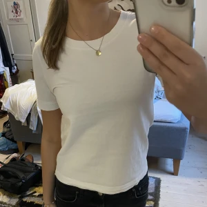 Vit T-shirt  - Fin vit tshirt från Zara i skönt material!