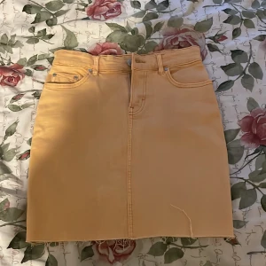 Jeanskjol - En jeanskjol från newyorker. Använd 1 gång. Fickor fram och bak.