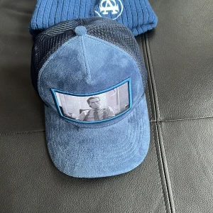 Contore keps - En velvet keps från contore som är i nyskick. Nypriset är 450 kr och den är slutsåld. Jag säljer för 200