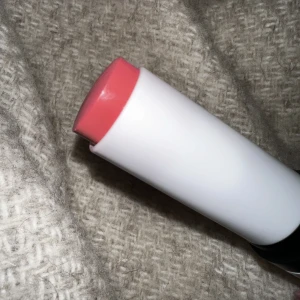 Makeup By Mario Blush Stick Pale Petal - Säljer min oanvända blush ifrån makup by mario som är oanvänd (köpt för 1 månad sedan) orginal pris 369kr. Hör av er om ni har frågor!