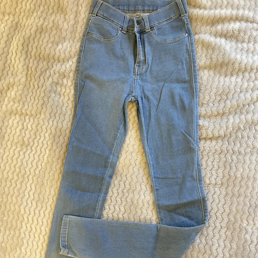 Storlek S stretch material köpta från SALT. Endast en gång använda . Jeans & Byxor.
