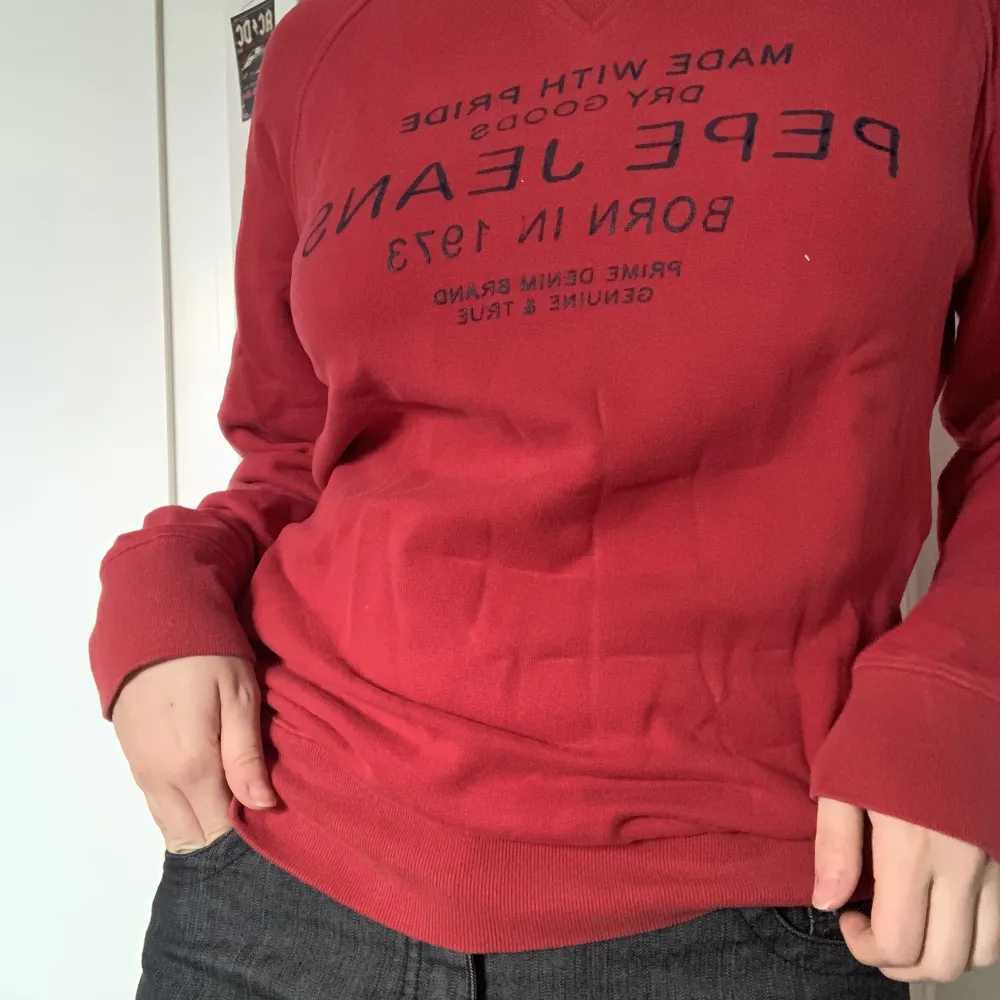 Snygg och skön sweatshirt i en fin varm röd.. Hoodies.