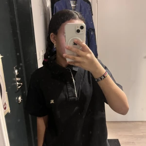 Piké  - En super snygg svart piké tröja från burberry💛🤗