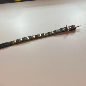 Valetino armband - En väldigt likt valentino armband i läder är är i guld,