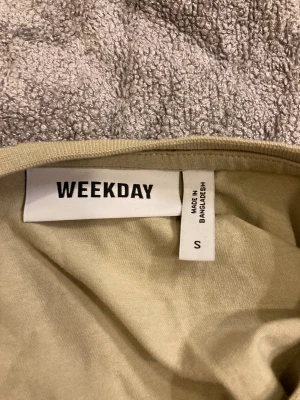 Weekday tröja - Säljer då jag köpte fel storlek. Använd endast en gång och är i mycket fint skick!
