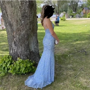 Balklänning - Jättefin balklänning storlek 36, axelbanden är justerbara. Köpte den på plick men hittade en annan jag gillade mer, så bara använd en gång. Bilderna är lånade men skriv om du vill ha fler🩵