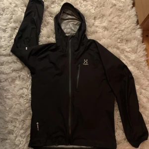 Haglöf jacka - Jätte snygg haglöf jacka, använd endast ett par gånger. Storlek L men passar även M väldigt bra. Ny pris 1300:-. Säljer för jag kommit undan den stilen. Kan diskutera pris vid snabb affär!
