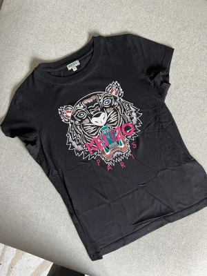 Kenzo T-shirt - Kenzo T-shirt, xs men passar s också, använd ca 3 gånger
