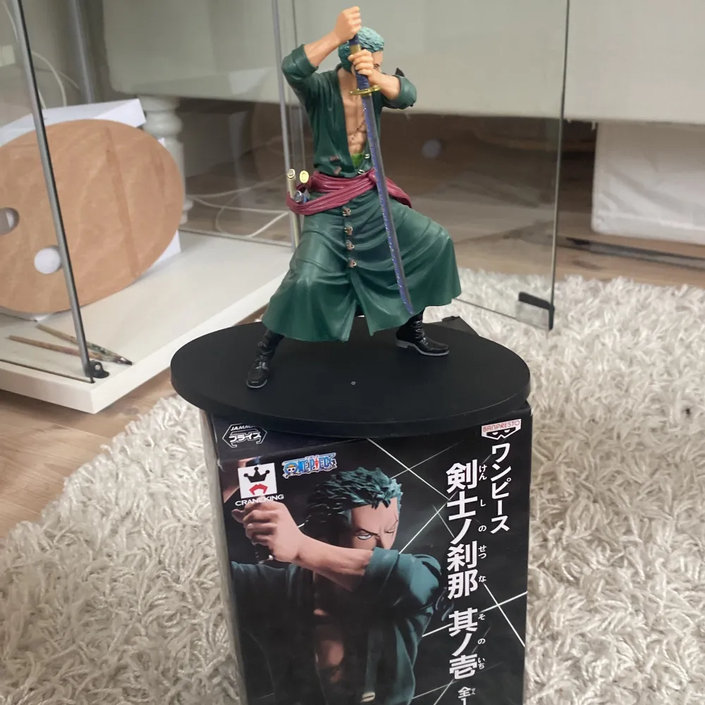 En anime figur (zoro) från one piece, ja har tappat intresse för anime så jag säljer mina figurer. Två av svärdens tag är sönder så jag är ok med ett reducerat pris. Köpt för 300kr i Spanien, kommer med lådan.. Övrigt.