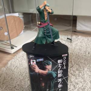 En anime figur (zoro) från one piece, ja har tappat intresse för anime så jag säljer mina figurer. Två av svärdens tag är sönder så jag är ok med ett reducerat pris. Köpt för 300kr i Spanien, kommer med lådan.