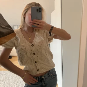 Stickad tröja från Zara  - Säljer denna jättefina stickade tröjan från zara med volanger på armarna!💕. Har använt den ett fåtal gånger och den är i bra skick! 😍Pris kan såklart diskuteras!🫶