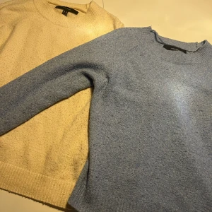 Stickade tröjor  - Säljer dessa två super söta stickade tröjor i blå & ljus gul 💋orginal pris:250kr styck och jag säljer båda för 100kr tillsammans💓 Använda fåtal gånger och skulle säga att de är lite noppriga men fortfarande mjuka. Säljer då de inte kommer till användning💓