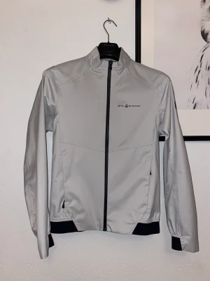 Sail racing jacka - En vindjacka från sailracing i storlek XS använd ett fåtal gånger för några år sedan. Skick 9/10! 