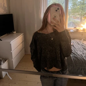 Grå stickad tröja - Grå stickad croppad tröja. Rätt kort men ändå ganska oversized så man kan ha den över axeln. Stl xs. Dm för frågor/fler bilder🥰💕
