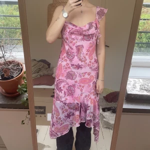 Jättehärlig klänning💞💓🎀 - Köpt på vinted men kommer tyvärr inte till användning😌Med paisley mönster och asymmetrisk cut🪩