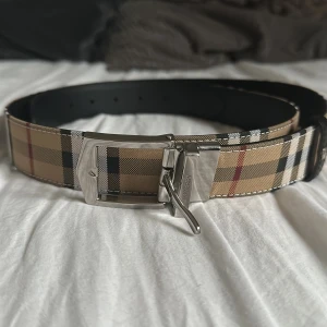 Burberry bälte  - Säljer mitt burberry bälte då jag inte gillar den så mycket. Den är använd Max 3 gånger och väldigt bra skick. Den kommer med box och kvitto