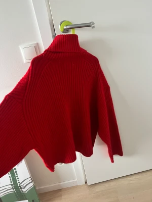 röd stickad tröja - använd 1 gång