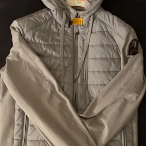 Parajumper Jacka  - En parajumper jacka som inte är använd på senaste tid inga skador fläckfri 