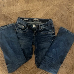 Ltb valerie jeans  - Low rise bootcut jeans från ltb, slutsålda!! Köpta för cirka 600 förra hösten, i bra skick💕